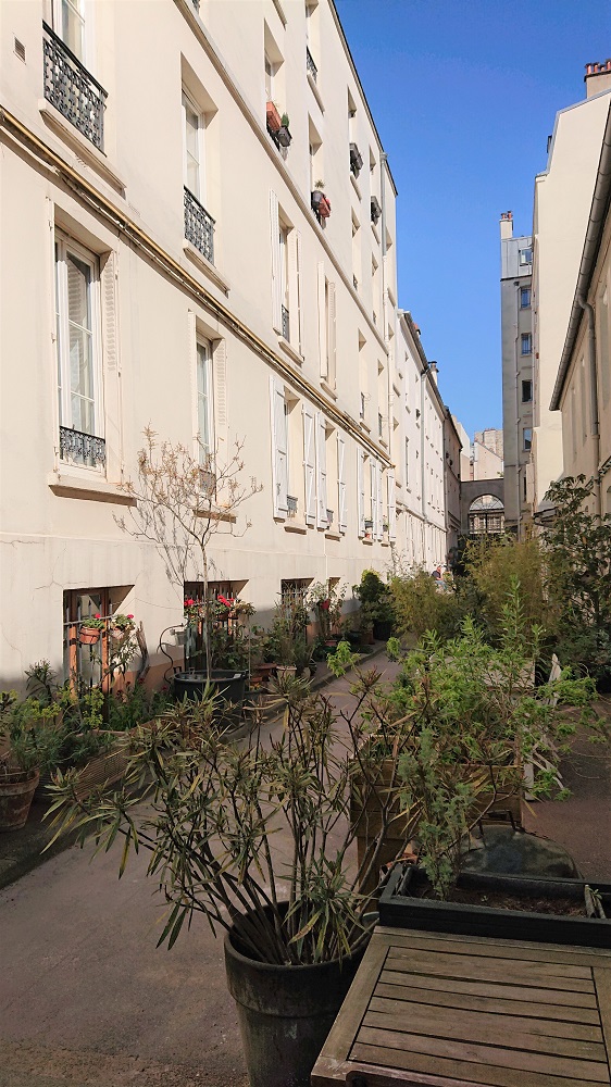 PARIS 10E - LOUIS BLANC - STUDIO MEUBLE - 20 M²